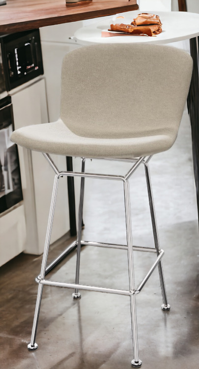 Bertoia Barhocker von Knoll International mit beigem Sitzpolster und verchromtem Stahlgestell.