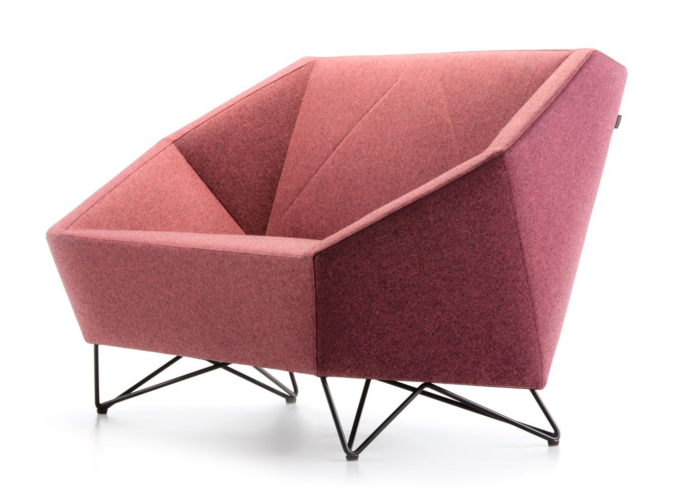 3angle Armsessel von Prostoria, moderner Sessel in Rosa mit geometrischem Design und schwarzem Metallgestell.