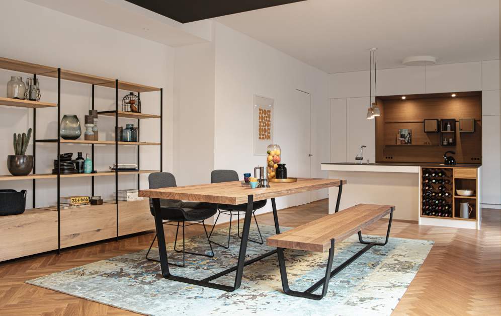 BB 12 Clamp Bank Eiche von Janua: Moderner Esstisch mit Bank aus Eichenholz und Stahlgestell.