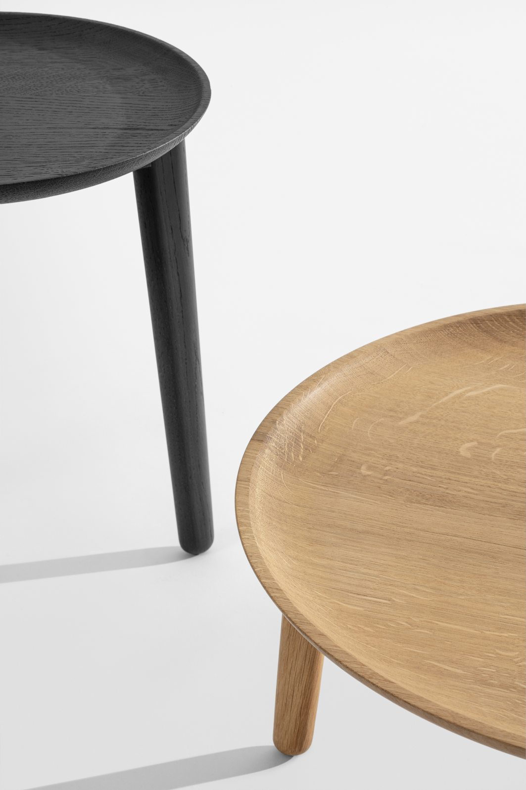 Plaisir Beistelltisch von Zeitraum, zwei runde Holztische in Schwarz und Naturholz auf weißem Hintergrund.