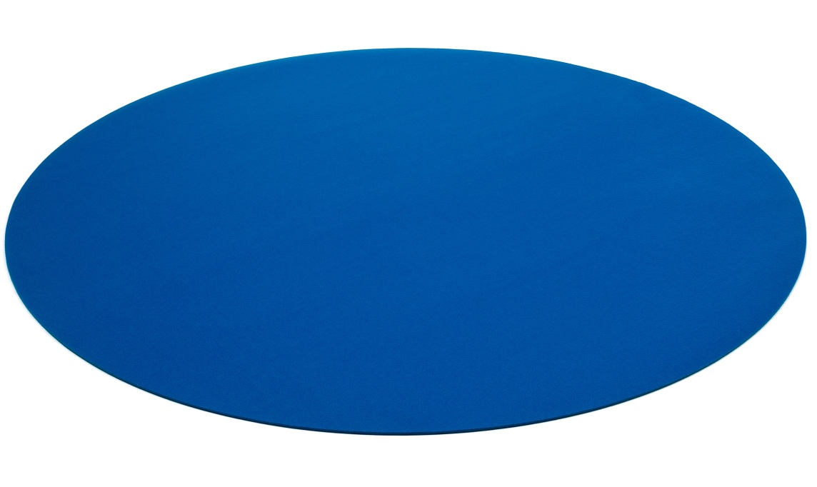 Blauer, runder Teppich Bigdot von HEY-SIGN by BWF Group, moderner Wollfilzteppich für Wohnzimmer und Kinderzimmer.