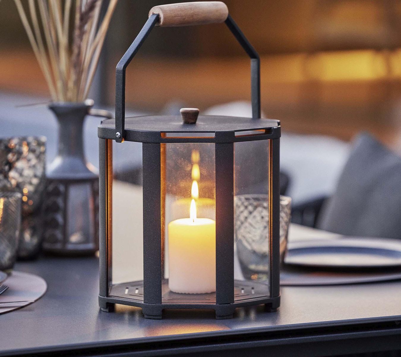 Lightlux Laterne Teak Large Cane-Line aus Metall und Glas mit Kerze für stimmungsvolle Beleuchtung.