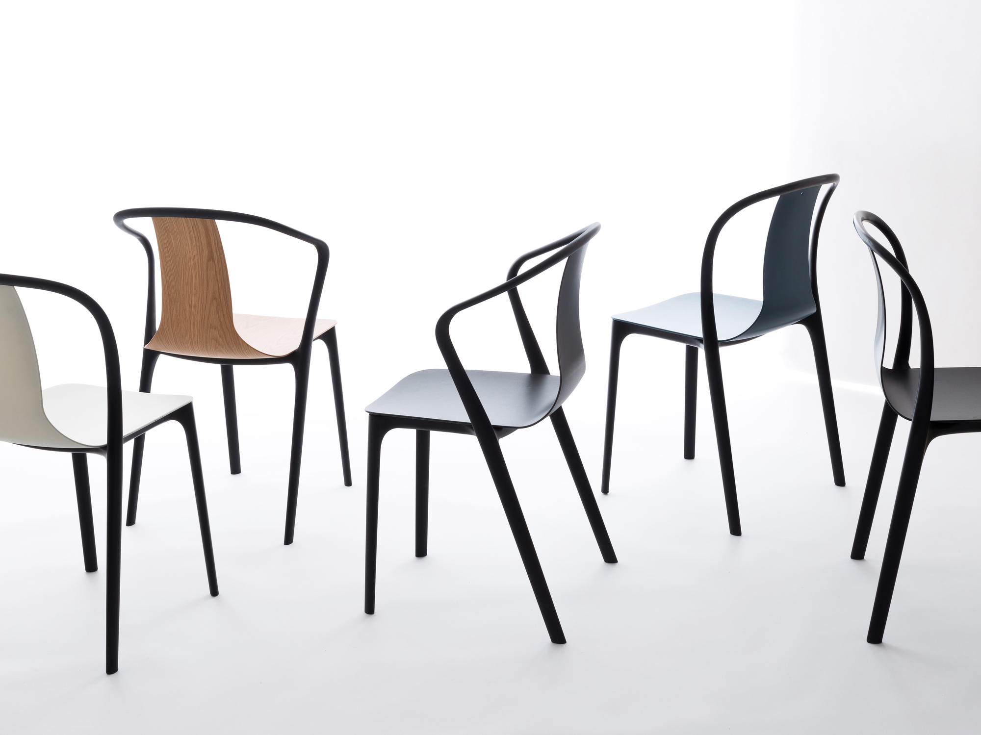 Belleville Armchair Wood Stuhl von Vitra mit Eiche dunkel und tiefschwarzem Gestell.