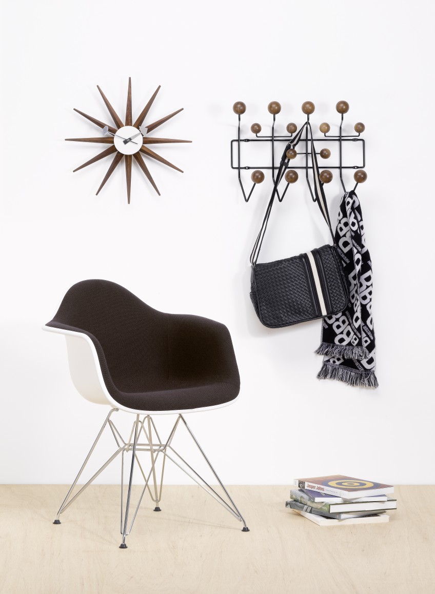 Sunburst Clock Wanduhr aus Nussbaum von Vitra, eine dekorative Wanduhr im Retro-Design.