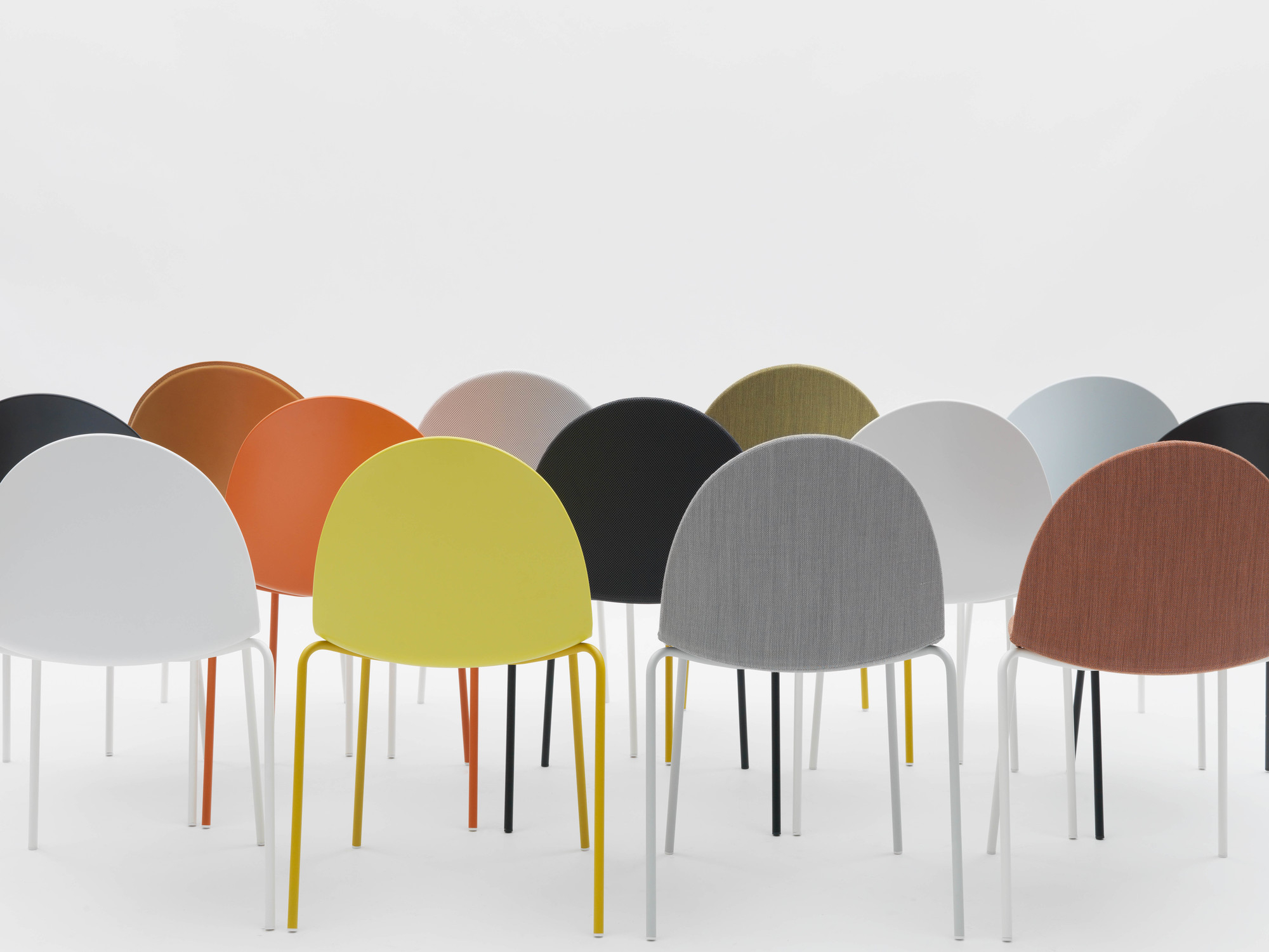 Vielfältige Camel Stühle mit Vierfußgestell in verschiedenen Farben, modernes Design für Büro und Wohnbereich.