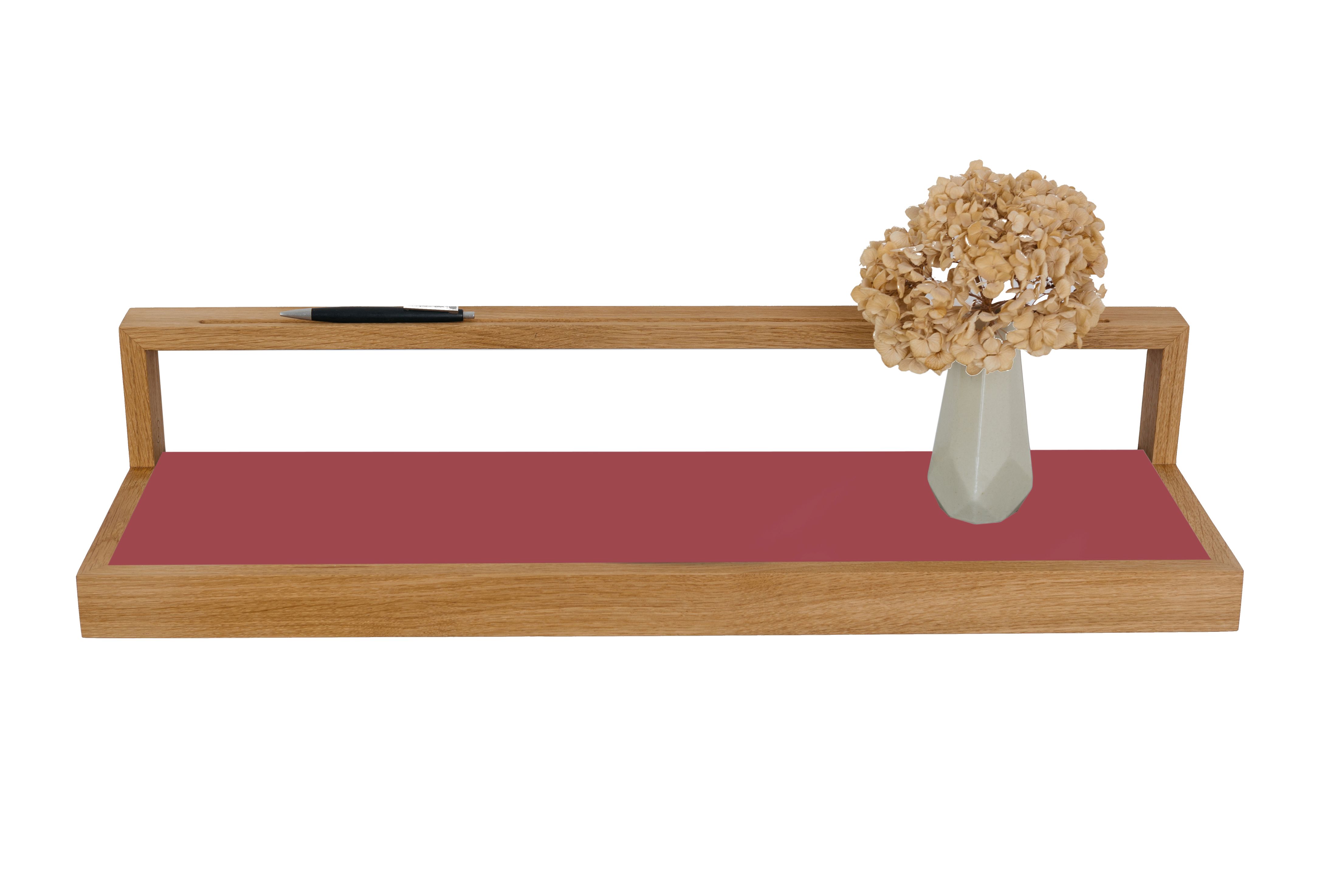 Ablageboard "buck das kleine b" aus Eiche mit roter Ablagefläche und Dekoration.
