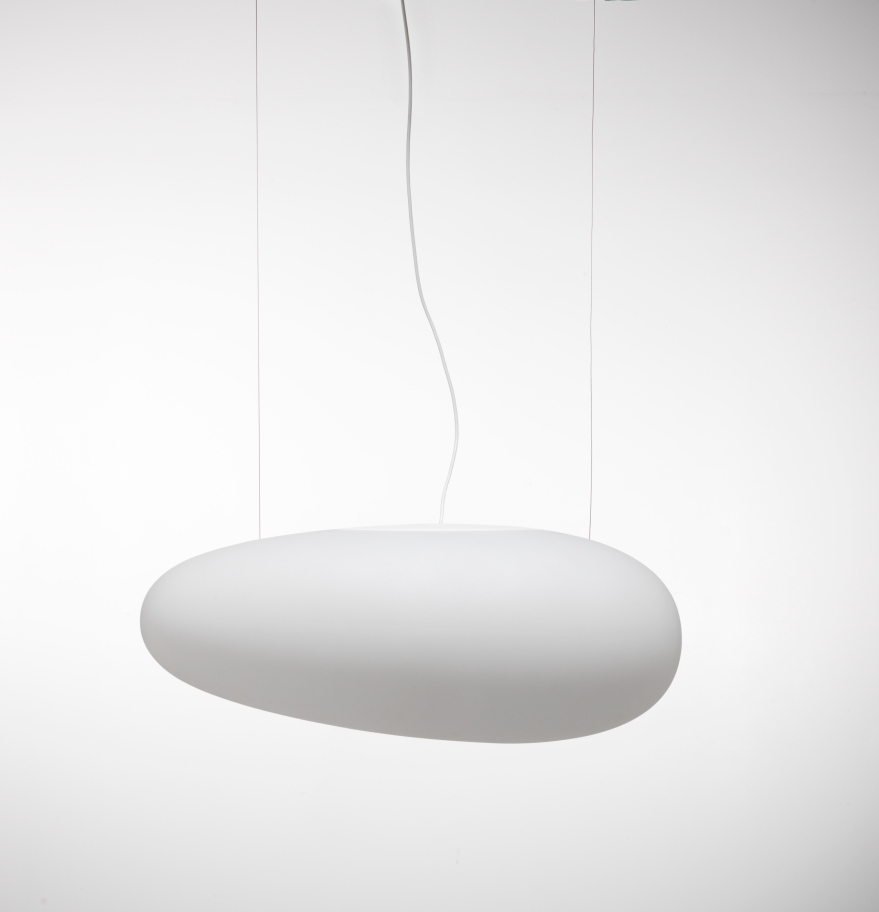 Weiße Avion Pendelleuchte von Fritz Hansen, moderne Hängelampe in organischer Form, ideal für stilvolle Innenräume.