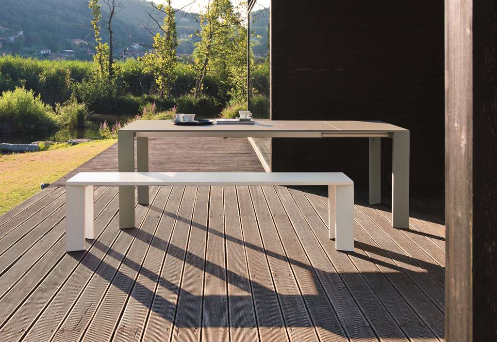 Grande Arche Outdoor Tisch von Fast mit Bank auf Holzterrasse, moderne Gartenmöbel für den Außenbereich.