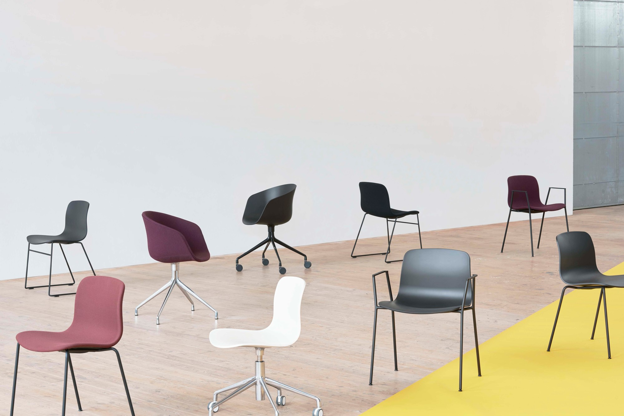Vielfalt an Hay About A Chair AAC 08 Stühlen in verschiedenen Farben und Ausführungen.