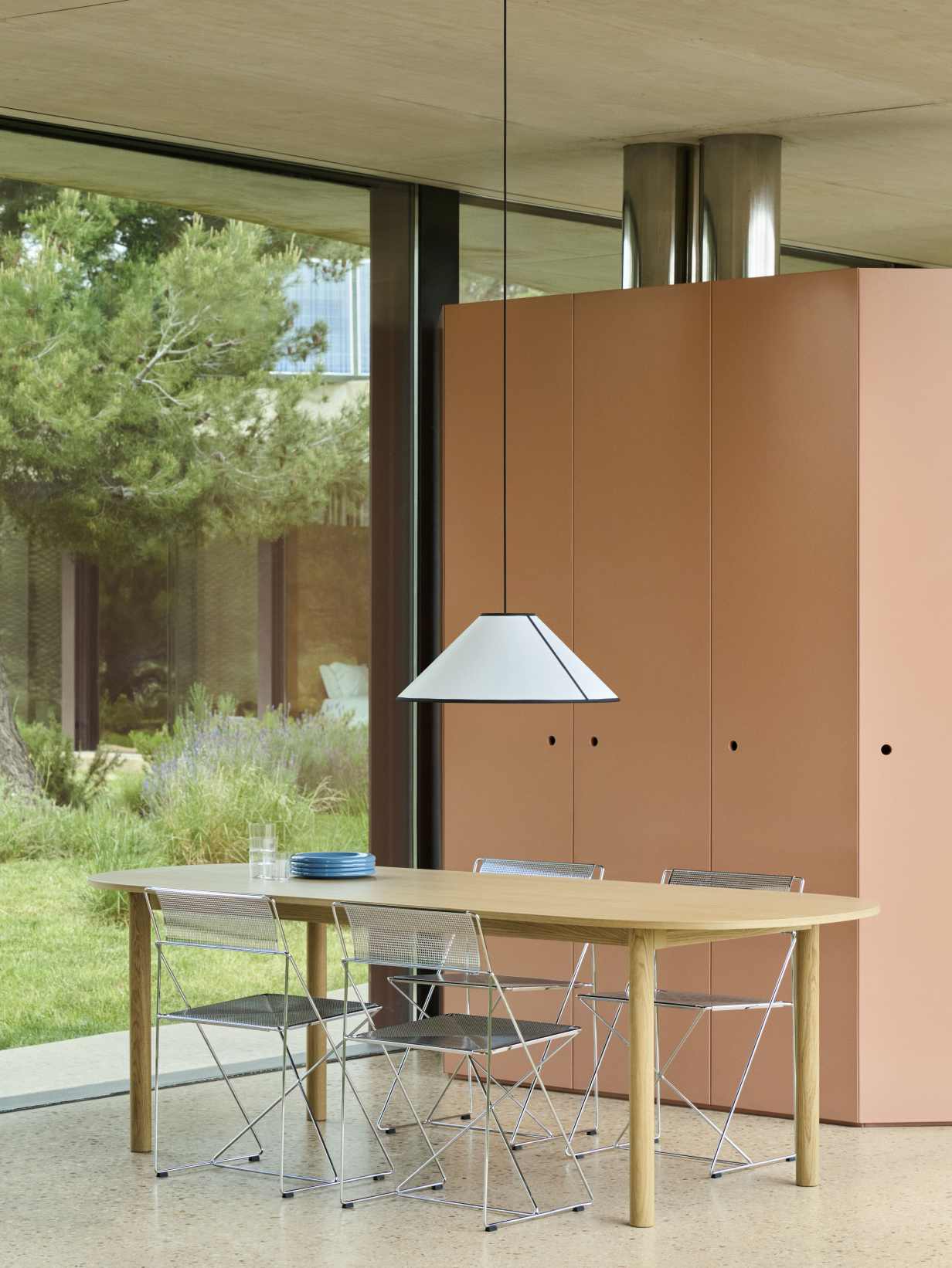 Annex Table Oblong Esstisch Oval Hay aus Holz mit Stühlen und Geschirr in modernem Interieur.