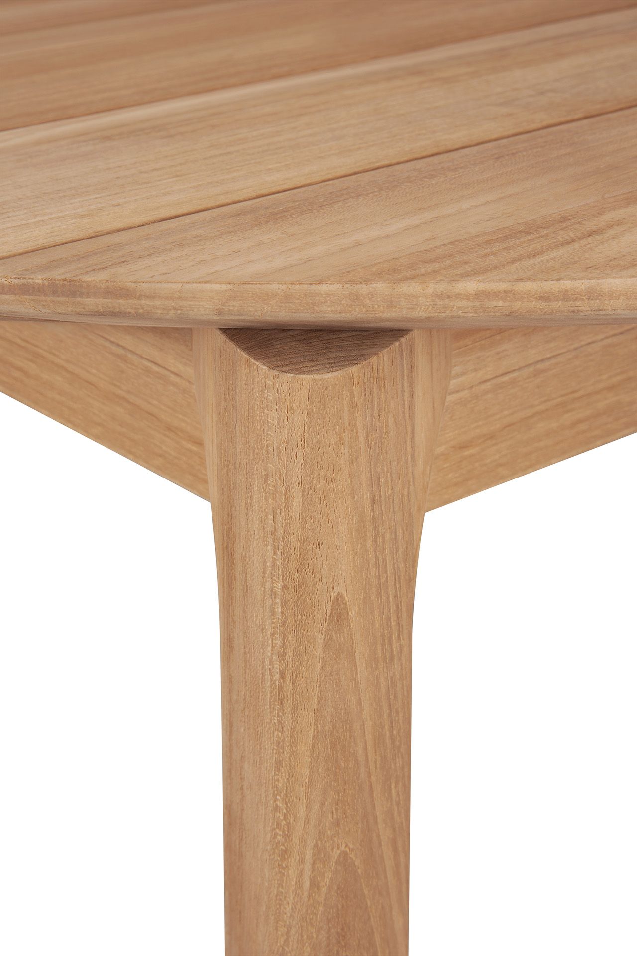 Detailaufnahme: Ethnicraft Bok Teak Tischbein und Tischplatte aus Massivholz für den Außenbereich.