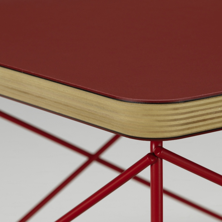 Detailaufnahme des Vitra LTR Beistelltischs in Ziegelrot, Linoleum-Tischplatte mit filigranem, roten Stahlgestell.