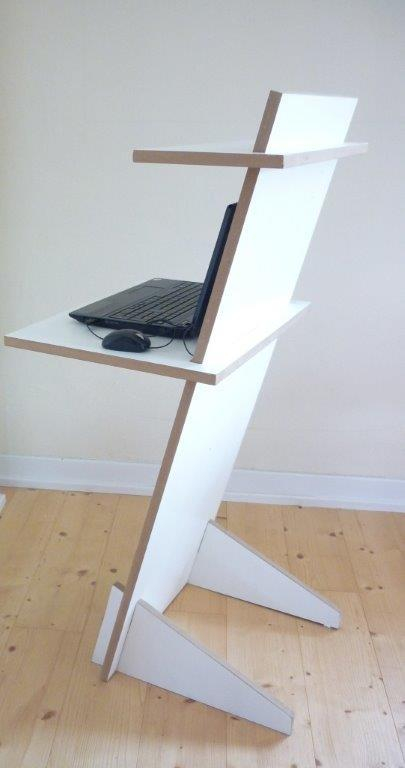 Weißer Tojo Stehpult mit Laptop und Maus auf hellem Holzboden, ergonomischer Arbeitsplatz.