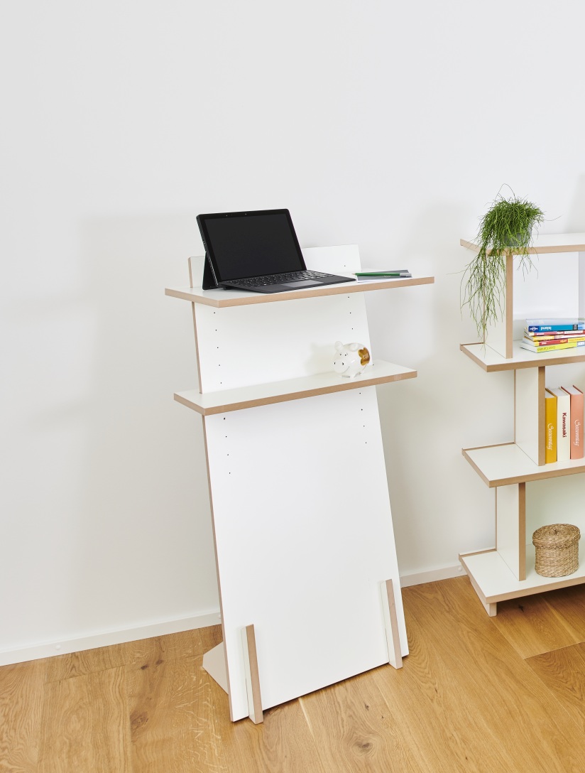 Tojo Stehpult aus weißem Holz mit Laptop und Deko, ergonomischer Arbeitsplatz für Büro und Zuhause.