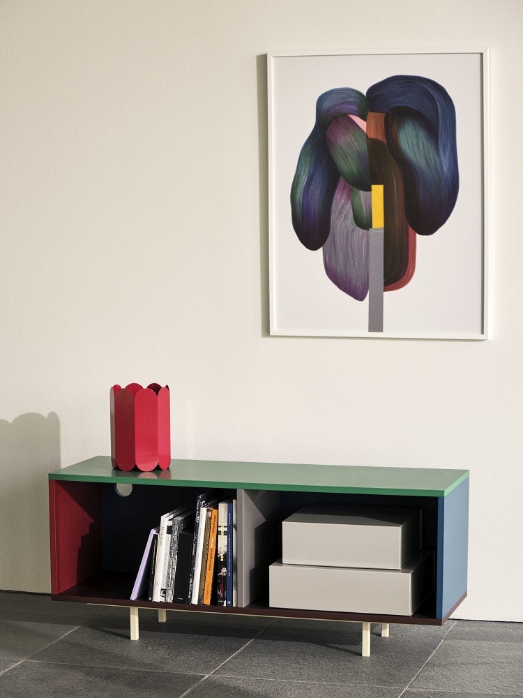 Colour Cabinet M Sideboard von Hay mit grüner Oberfläche und farbigen Fächern, Bücher und Deko.