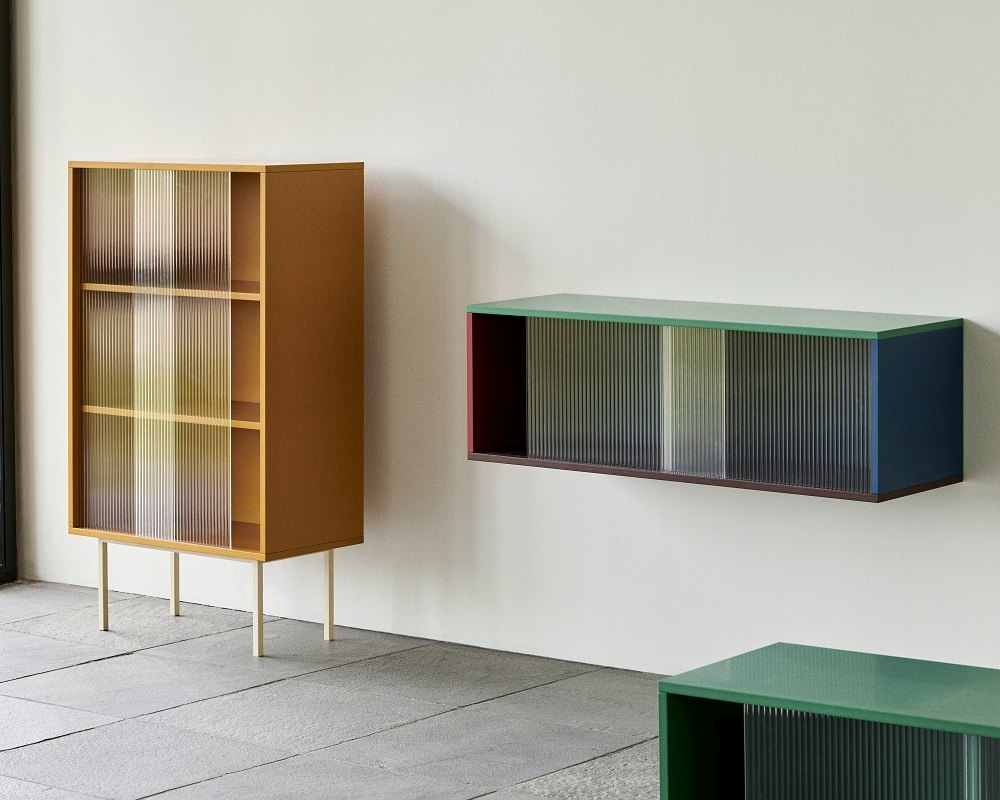 Colour Cabinet M Sideboard von Hay, gelb mit Riffelglas, Wandregal farbig und grüner Hocker.
