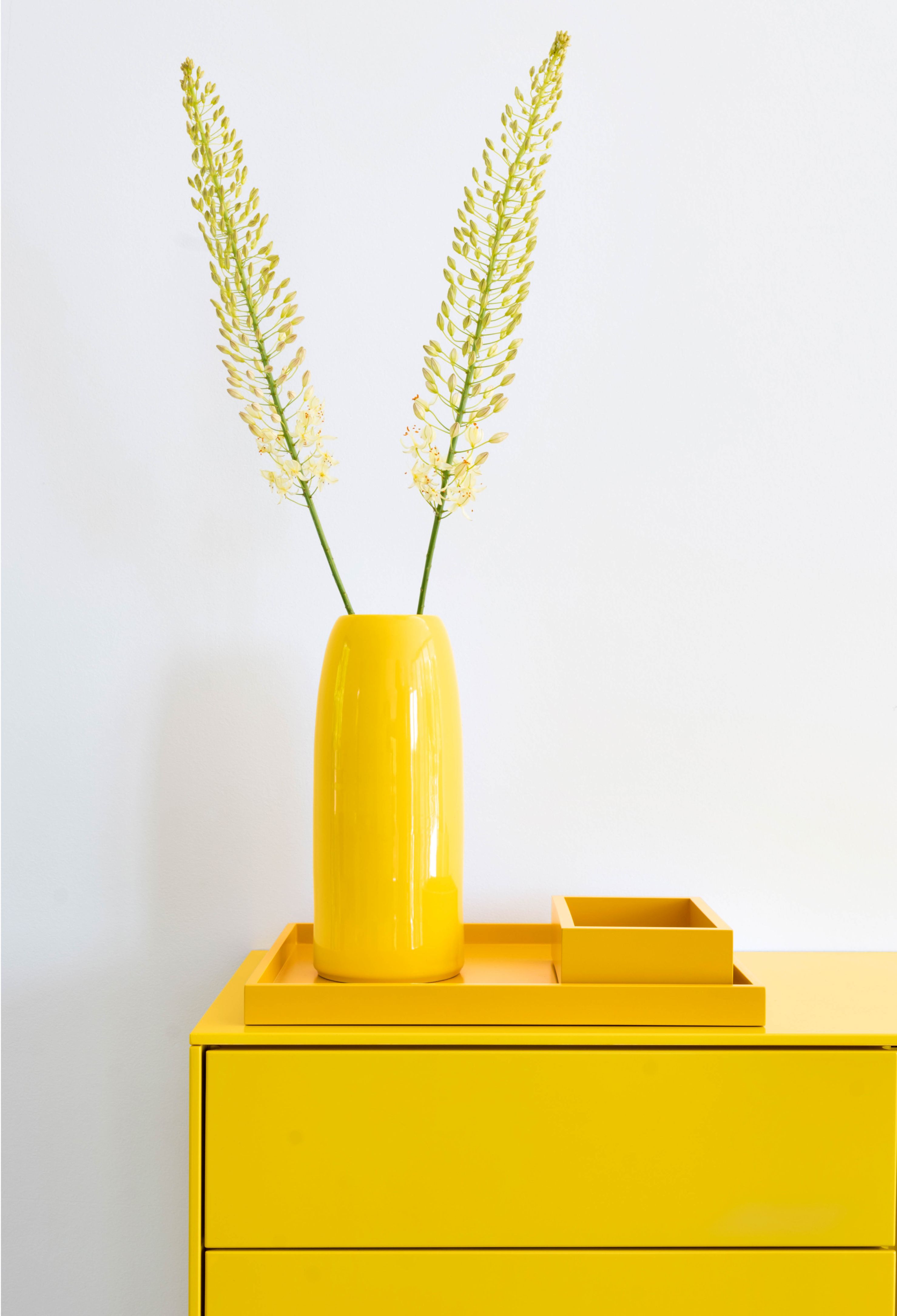 Gelbe Carla Vase von Schönbuch mit Blumen auf passendem Tablett und Kommode.