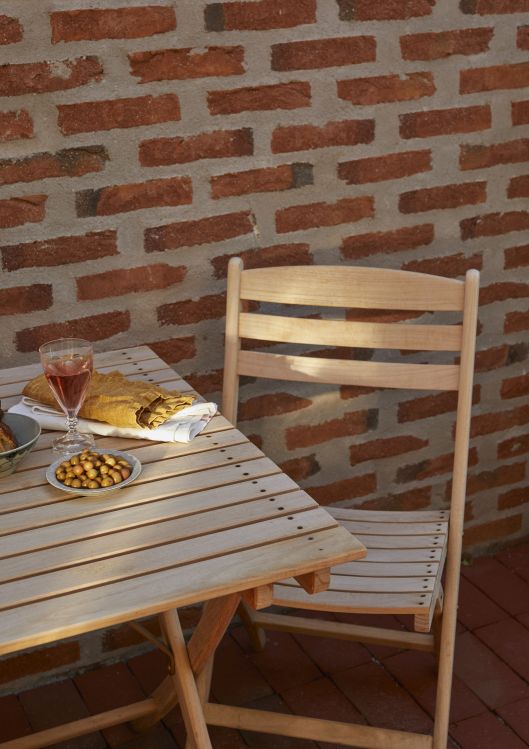 Selandia Table 75 Beistelltisch Outdoor von Skagerak by Fritz Hansen aus hellem Holz.