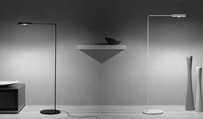 Schwarze und weiße Flo Lounge Stehleuchte Lumina im minimalistischen Interieur, modernes Design.