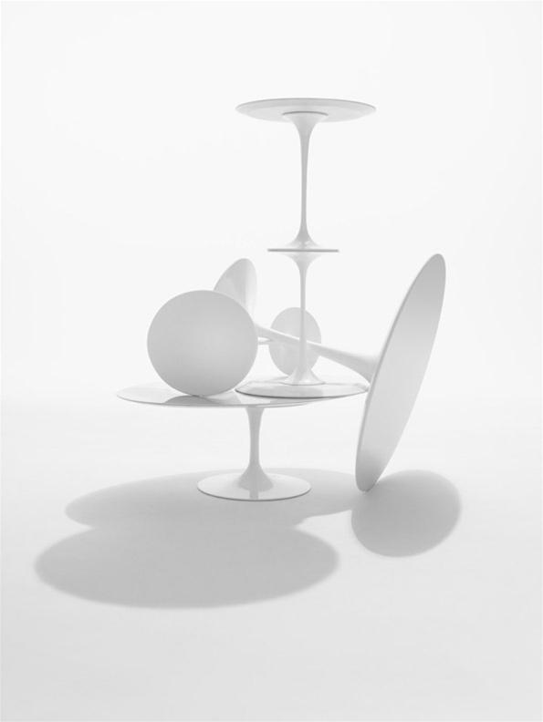 Weißer Saarinen Beistelltisch von Knoll International, moderne Design-Ikone für Wohnzimmer und Büro.