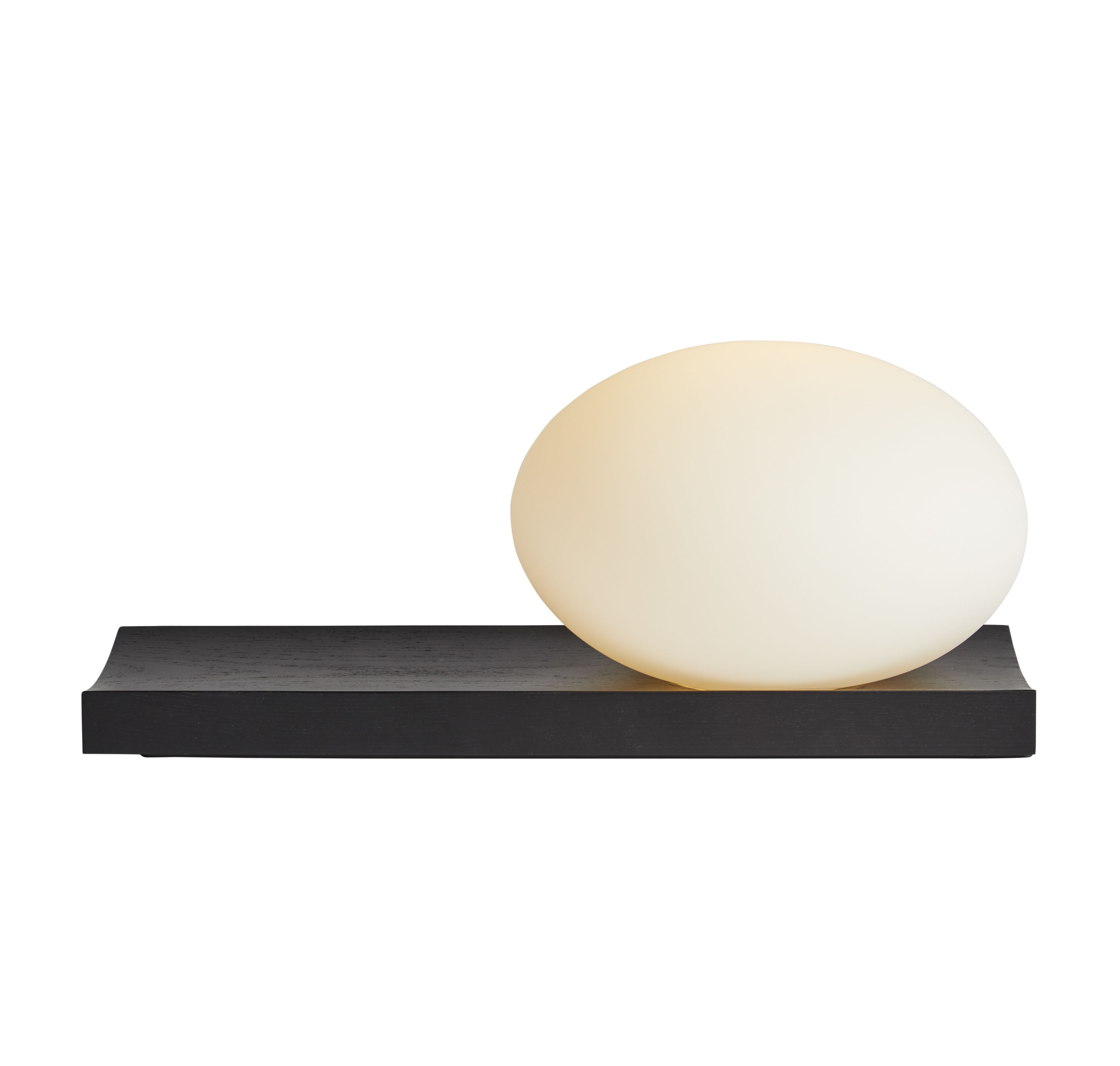 Dew Tischleuchte: Moderne Lampe mit schwarzem Esche-Sockel und runder, leuchtender Glaskugel.