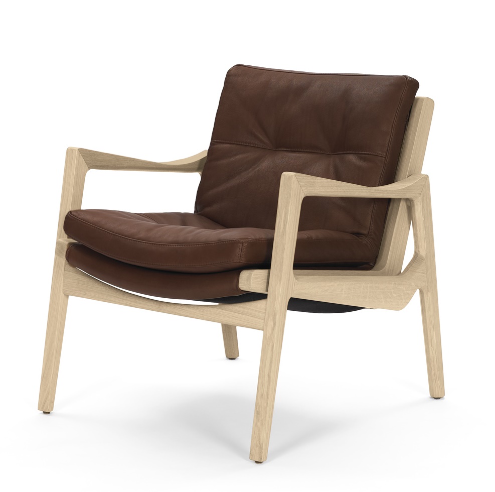 Euvira Lounge Chair: Gepolsterter Sessel mit braunem Leder und hellem Holzrahmen für Wohnzimmer.