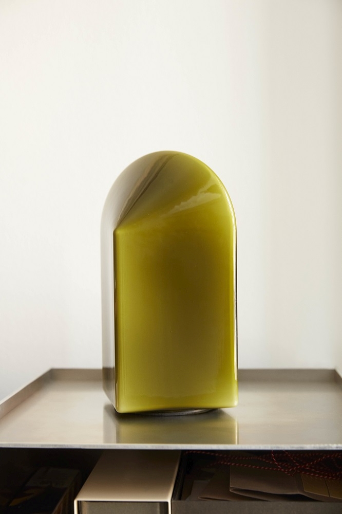 Nahaufnahme der grünen Hay Parade Tischleuchte, moderne Designerlampe für stimmungsvolle Beleuchtung im Wohnbereich.