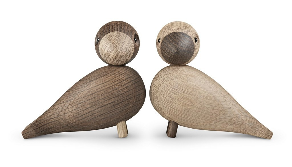 Kay Bojesen Lovebirds Holzfiguren, zwei dekorative Holz-Vögel in hellbraun und dunkelbraun.