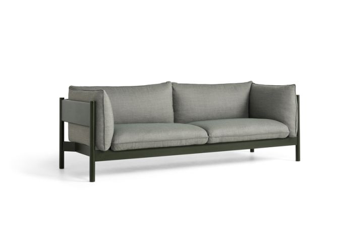 Graues Hay Arbour Sofa mit drei Sitzen und dunklem Holzrahmen. Modernes Design.