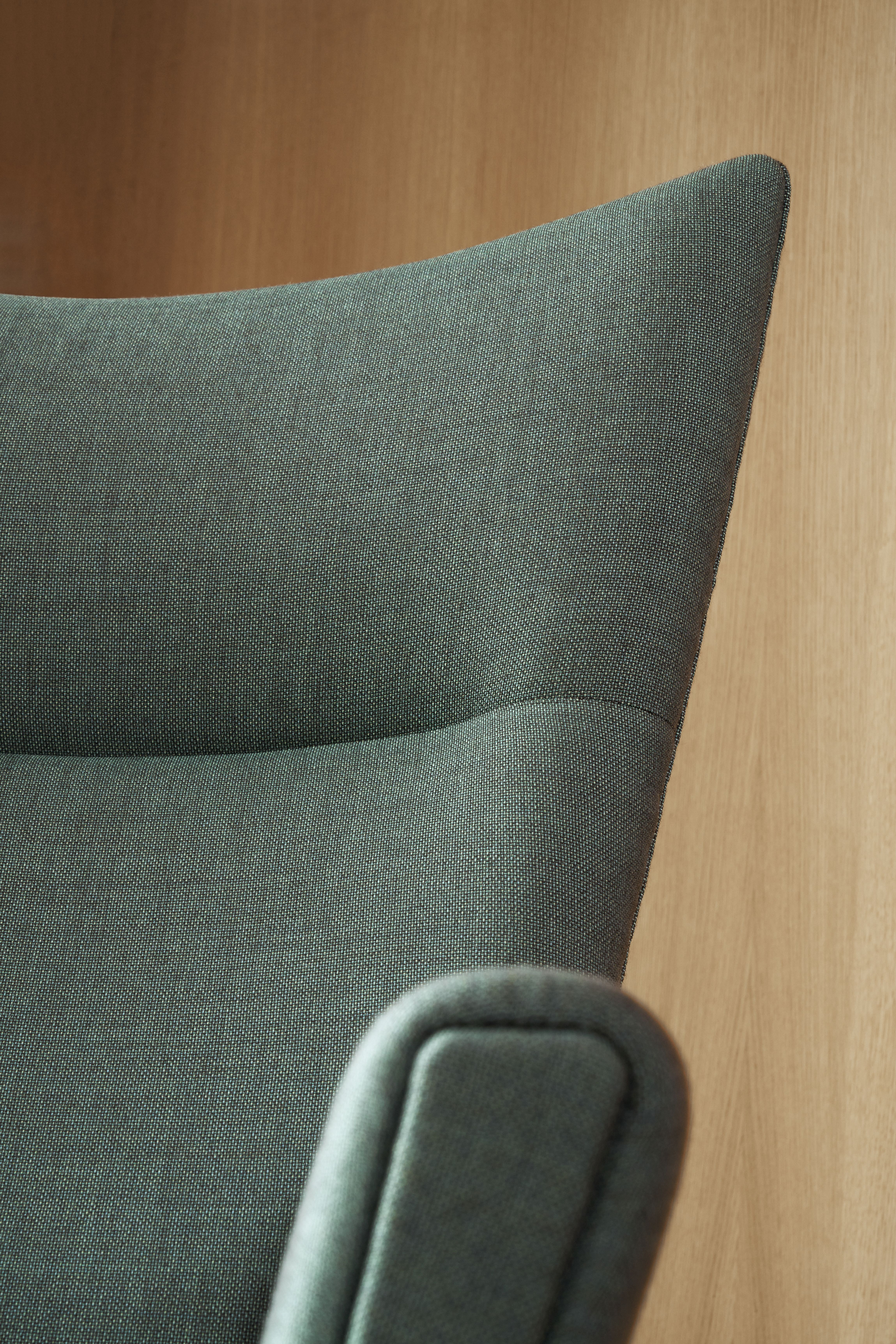Detailaufnahme des CH445 Wing Chair von Carl Hansen, grauer Stoffbezug, Designklassiker Sessel.