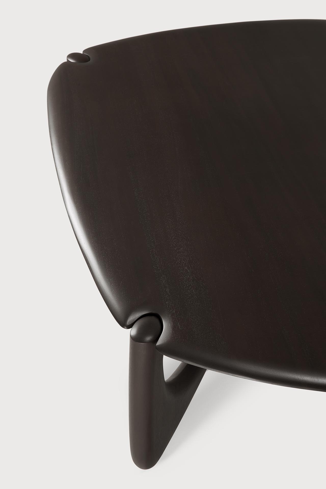 Detailaufnahme des Ethnicraft PI Coffee Table Couchtischs aus dunklem Holz, modernes Design für Wohnzimmer.
