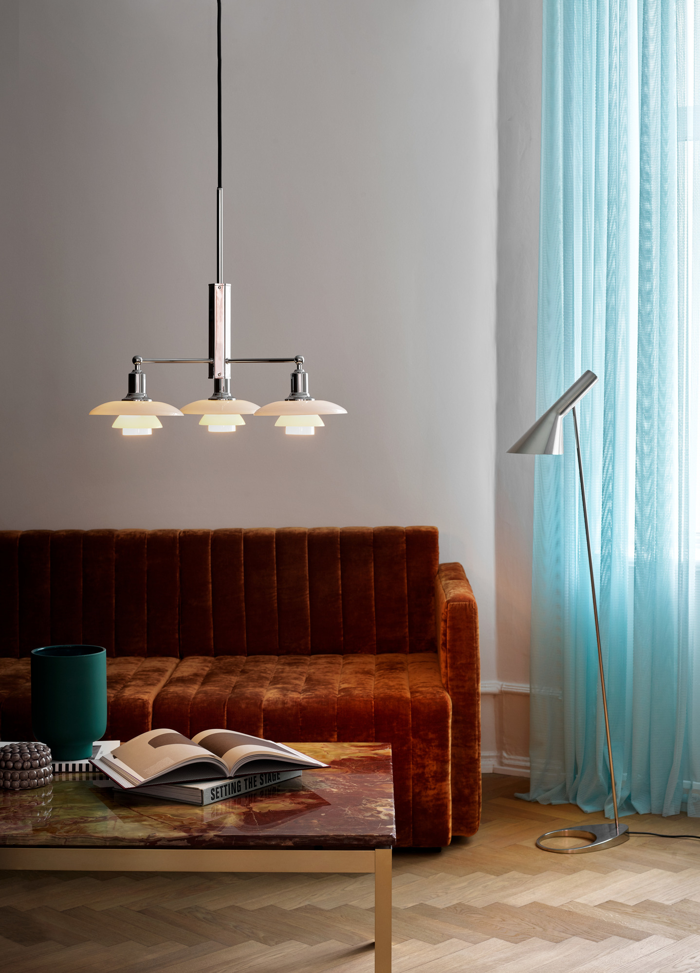 PH 2/1 Pendelleuchte von Louis Poulsen über Wohnzimmer mit braunem Sofa und Stehlampe.