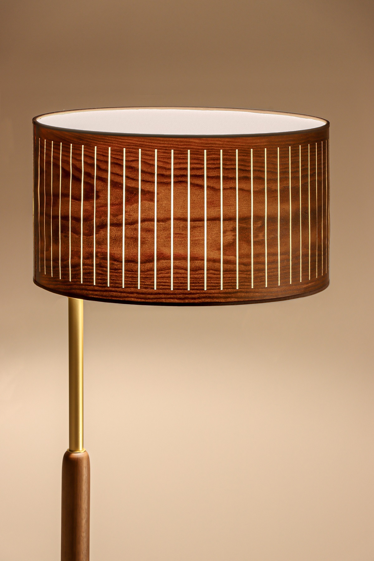 Autumn Floor Lamp Stehleuchte von Nomon mit Holzfurnier und vertikalen Lichtschlitzen, goldfarbenem Gestell.