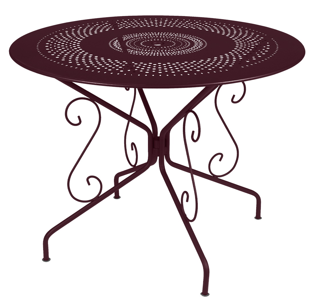 Montmartre Gartentisch von Fermob in Pflaume: Runder Metalltisch mit filigranem Lochmuster und verspieltem Untergestell für den Außenbereich.
