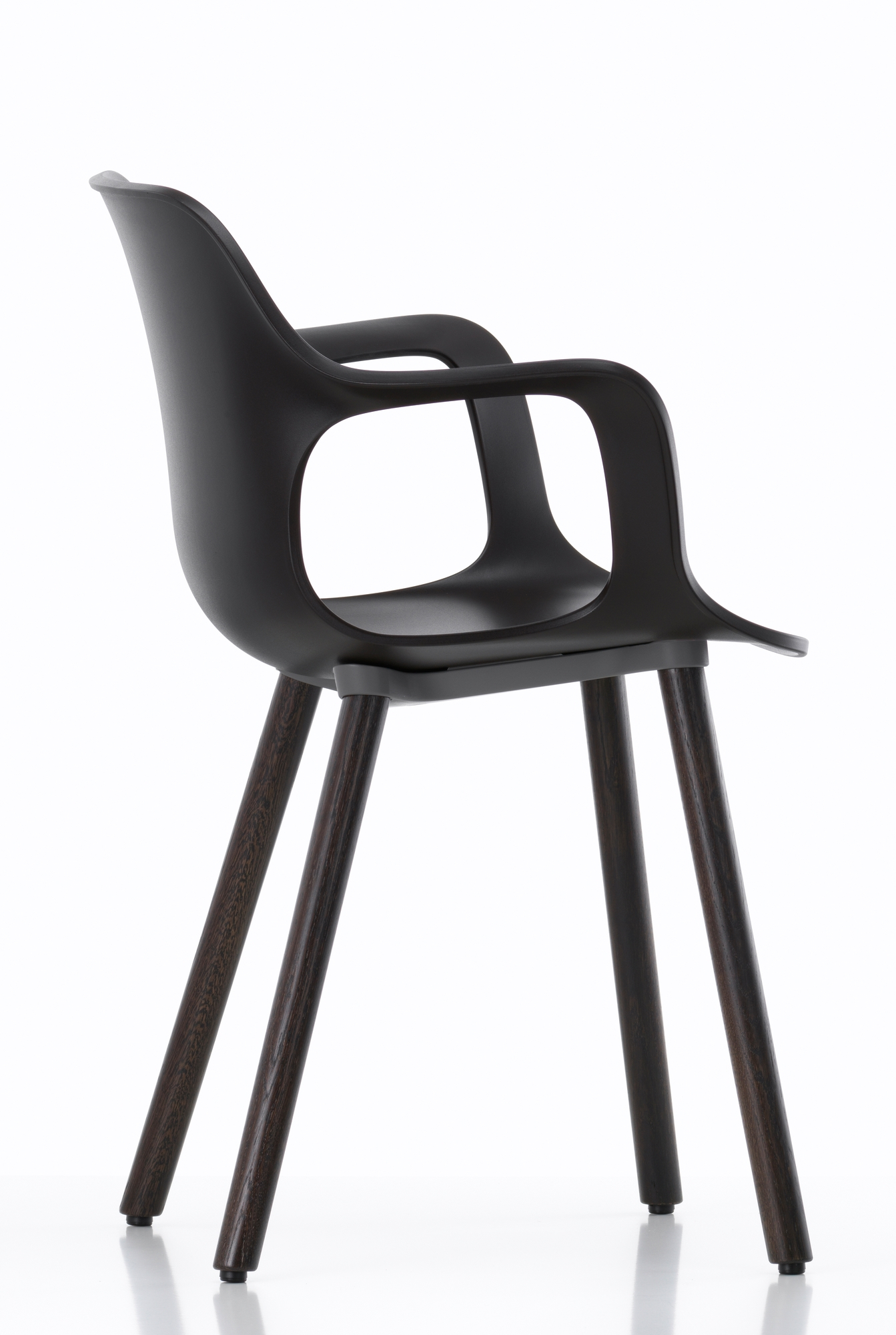 Schwarzer Hal Armchair Wood von Vitra mit Armlehnen und Holzbeinen auf weißem Hintergrund.