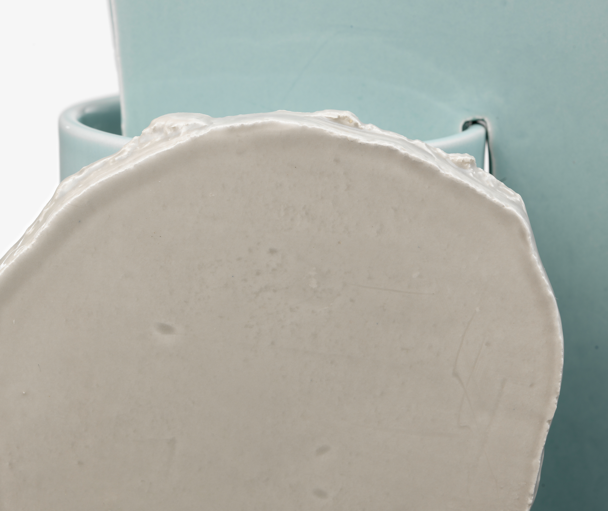 Detailaufnahme einer Vitra Découpage Vase in Weiß und Türkis, moderne Keramik-Dekoration für Wohnaccessoires.