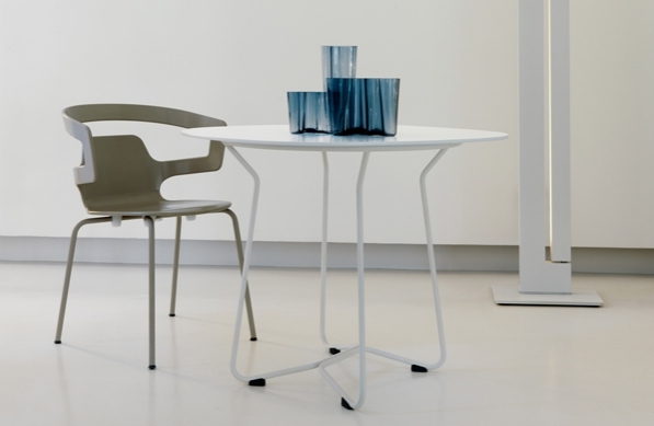 Segesta Chair 500 Alias Stuhl in Olivgrün neben einem weißen runden Tisch mit blauen Vasen.