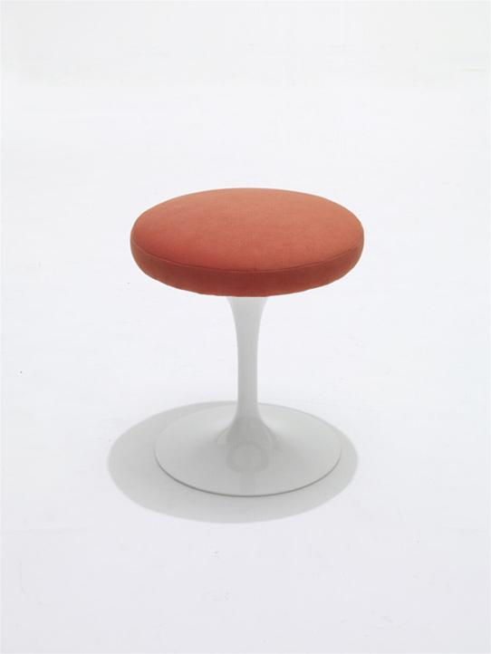 Tulip Stool Hocker von Knoll International mit orangefarbenem Sitzpolster und weißem Trompetenfuß.
