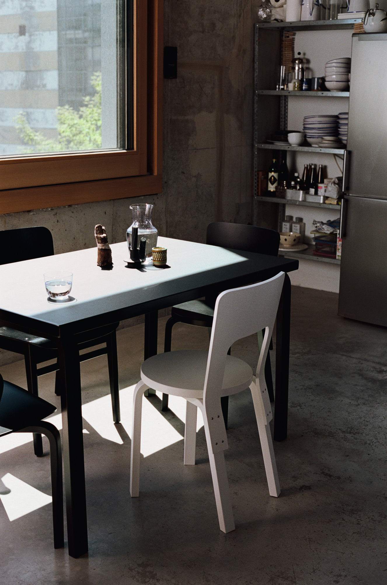 Esstisch mit Aslak Chair Stühlen von Artek in Schwarz und Weiß, minimalistisches Design für Esszimmer und Küche.