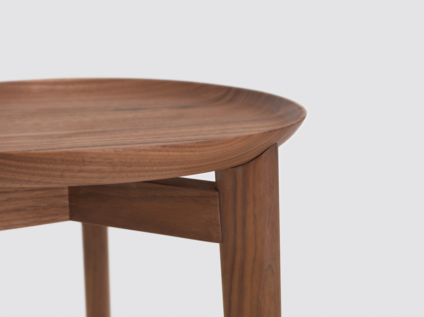 Detailaufnahme des Plaisir 2 Beistelltisch H 32 cm von Zeitraum, gefertigt aus massivem Nussbaumholz.