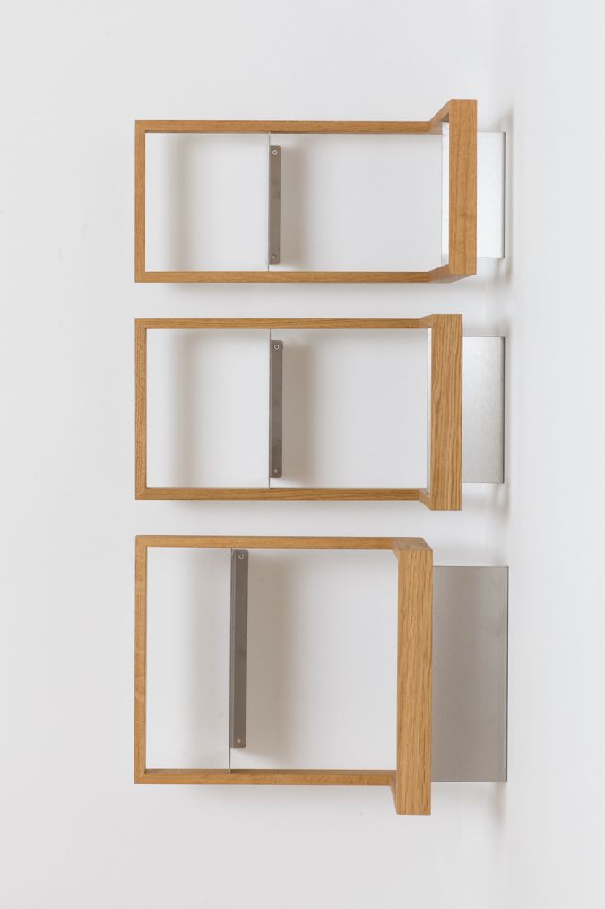 Drei Eiche-Regale "b-eck2" an einer weißen Wand, modernes Design für Wohnzimmer und Büro.
