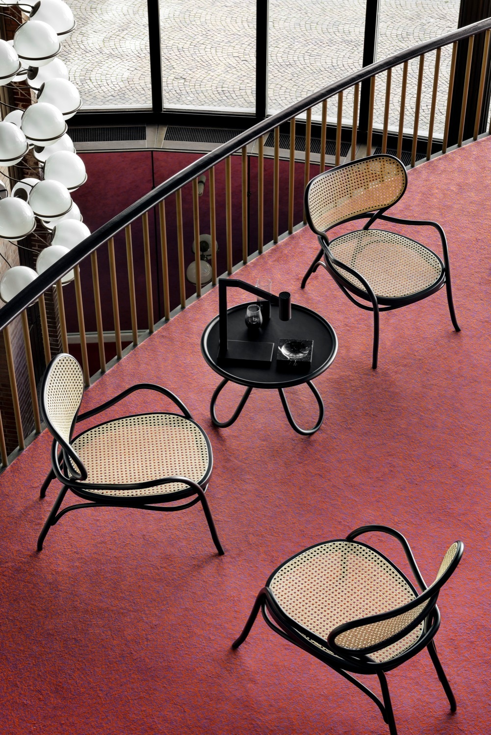 Arch Couchtisch von Wiener GTV Design, lackiert, mit Rattangeflecht und schwarzem Gestell auf rotem Teppich.