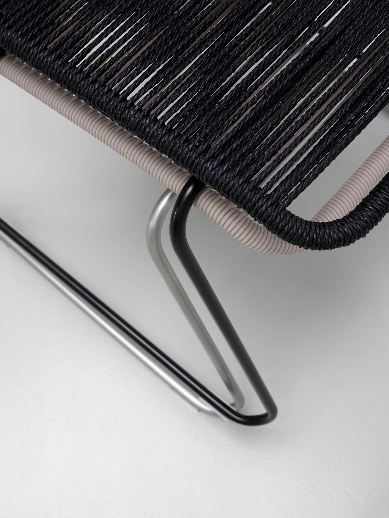 Detailaufnahme: Panton One Outdoor Stuhl mit schwarzer Kordelbespannung und Edelstahlgestell. Design Gartenstuhl.