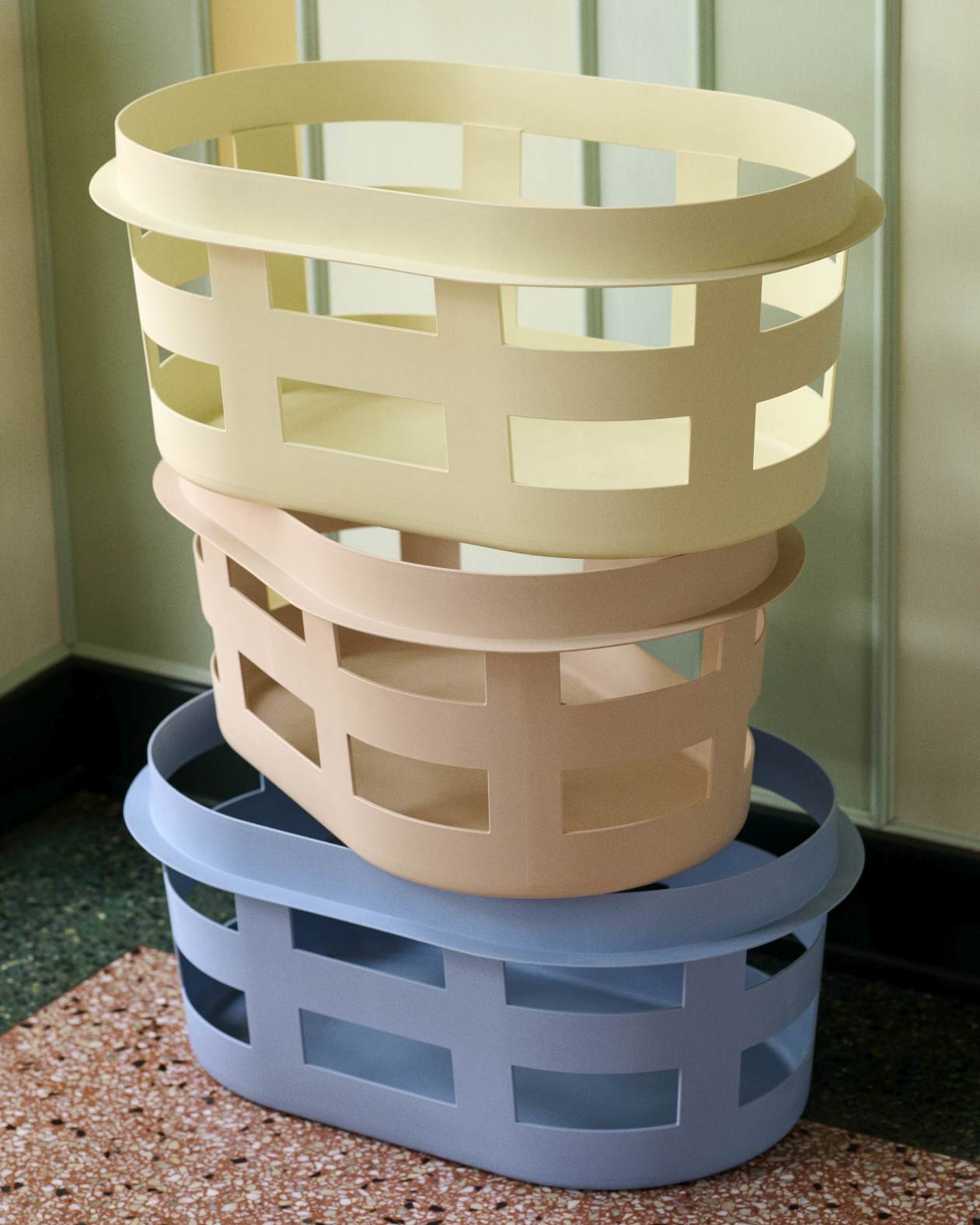 Drei Hay Laundry Basket Wäschekörbe S RECYCLED in Gelb, Beige und Soft Blau gestapelt.