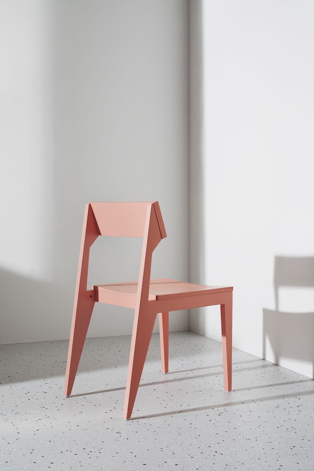 SCHULZ Stuhl OUT: Moderner Holzstuhl in Rosa, minimalistisches Design für Esszimmer und Wohnbereich.