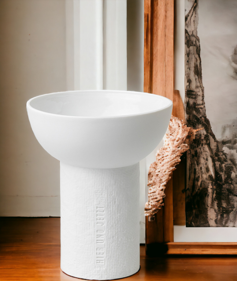 Formsprache Vase Hier und Jetzt von Räder, weiße Blumenvase aus Keramik mit Reliefstruktur und Aufschrift.