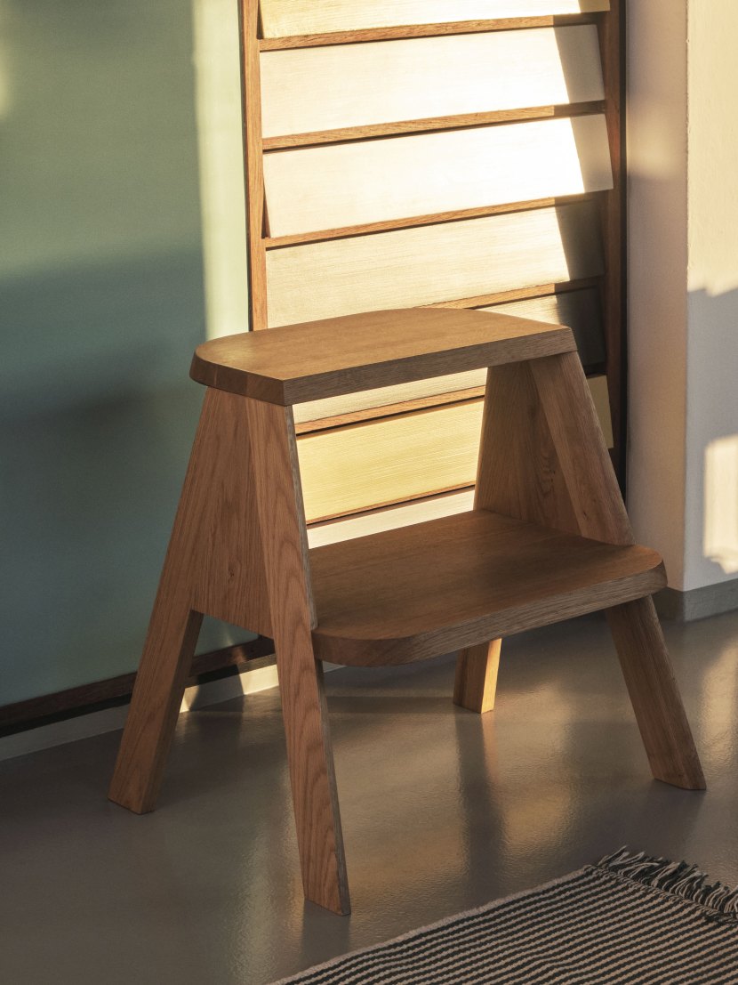 Butler Hocker von Hay aus geöltem Eichenholz, moderner Tritthocker mit zwei Stufen.