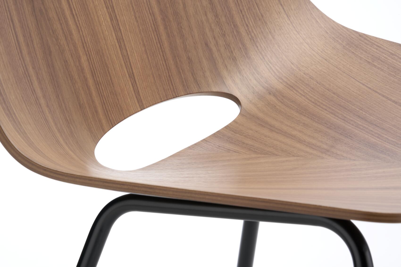 Detailaufnahme des S 661 Stahlrohrstuhls von Thonet mit Sitzfläche aus geformtem Holz und schwarzem Stahlrohrgestell.