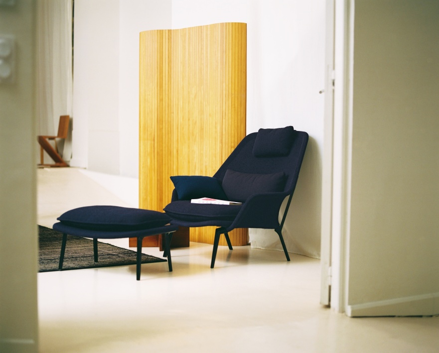 Blauer Vitra Slow Chair Sessel mit Ottoman Hocker in modernem Wohnzimmer.