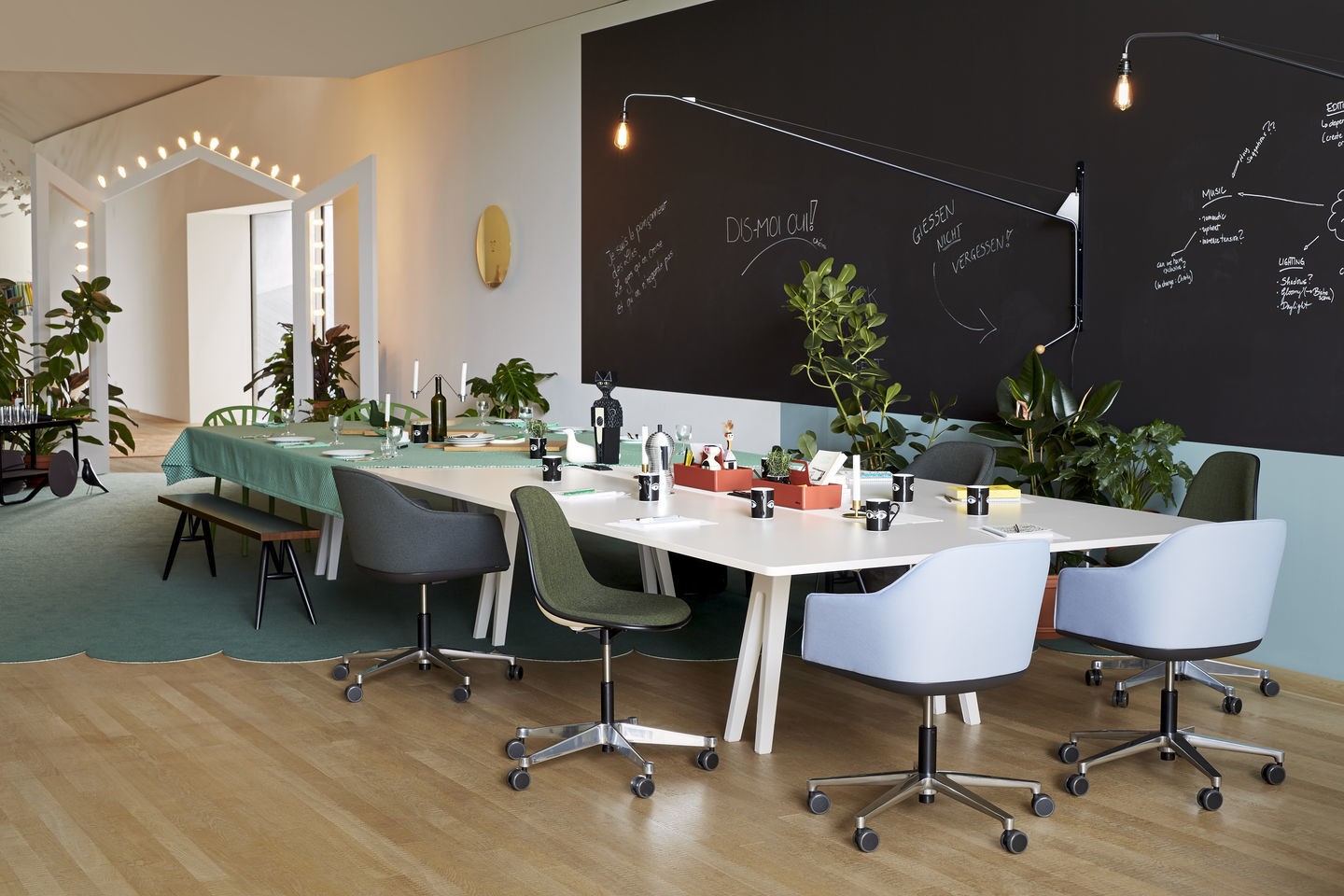 Eames Plastic Side Chair PSCC Drehstuhl Vollgepolstert von Vitra in verschiedenen Farben am Konferenztisch.